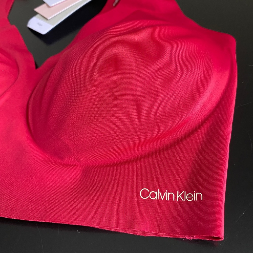 🌱 Calvin Klein Invisibles Lightly Lined V-Neck Bralette - Picture 8 of 8